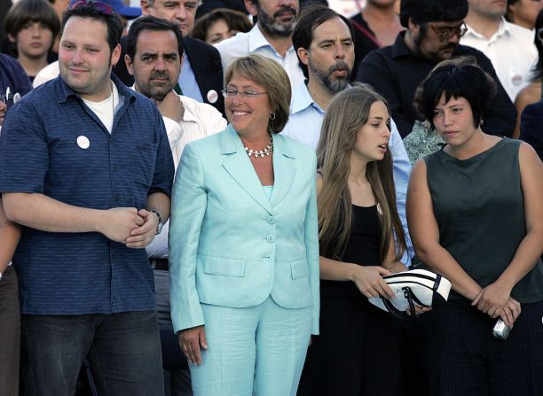 Michelle Bachelet, Chile — La mandataria chilena es soltera y tiene tres hijos: Sebastián, Francisca y Sofía. Se casó a finales de la década de los 70 con el arquitecto Jorge Dávalos cuya relación duró hasta 1984. En esta foto de 2006 aparece Bachelet (al centro) junto a sus hijos Álvaro, Sofia y Francisca, de izquierda a derecha respectivamente.