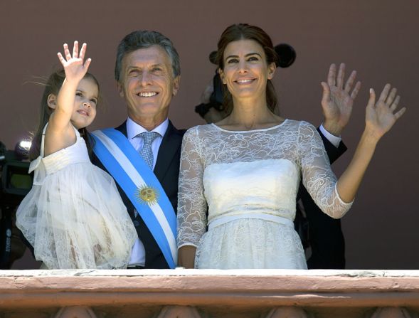 Mauricio Macri, Argentina — Macri es padre de cuatro hijos: tres mujeres y un hombre, y está casado desde 2010 con Juliana Awada, su tercera esposa. Anteriormente estuvo casado con Isabel Menditeguy (entre1994 y 2005) y con Ivonne Bordeu (de 1981 a 1991). En esta foto de diciembre de 2015, Macri aparece junto a su esposa y su hija Antonia.