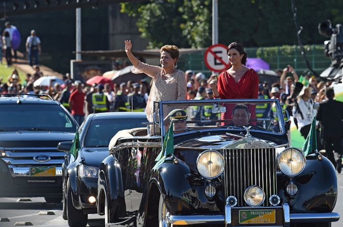 Dilma Rousseff, Brasil — La expresidenta de Brasil se casó en 1968 con Claudio Galeno Linhares de quien se divorció a principios de la década de los 70, para después casarse con Carlos Araujo en 1973, con quien estuvo casada hasta el año 2000 cuando se divorciaron. Tiene una hija, Paula Rousseff Araujo (a la derecha), que nació en 1976.