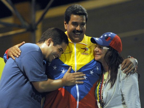 Nicolás Maduro, Venezuela — Meses después de llegar a la presidencia de Venezuela, Maduro se casó en 2013 con Cilia Flores, con quien vivía desde inicio de la década de 1990. Maduro y Flores no han tenido hijos, pero ambos ya tenían de matrimonios anteriores: ella tiene tres hijos y él, uno: Nicolás Maduro Guerra, que aparece en esta foto.