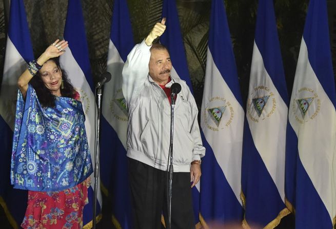 Daniel Ortega, Nicaragua — Está casado con Rosario Murillo, quien en las elecciones presidenciales de 2016 se convirtió en vicepresidenta de ese país. Ortega y Murillo tienen siete hijos.