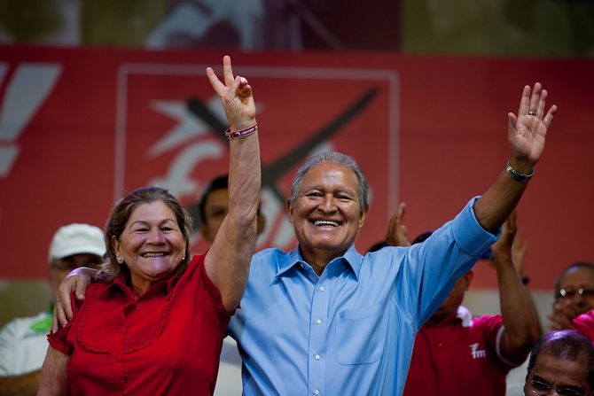 Salvador Sánchez Cerén, El Salvador — El mandarlo salvadoreño está casado desde hace 45 años con Margarita Villalta de Sánchez, con quien aparece en esta foto. Tienen tres hijas y un hijo.