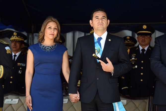 Jimmy Morales, Guatemala — Morales, de 48 años, está casado con Hilda Marroquín Argueta con quien tiene tres hijos. Uno de ellos, José Manuel Morales Marroquín, fue detenido en enero de este año por el caso de corrupción conocido como el Botín Registro Propiedad.