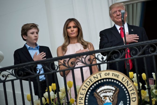 Donald Trump, Estados Unidos — El presidente Donald Trump ha tenido tres matrimonios: con Ivana (Zelnicek) Trump (1977-1990); Marla (Maples) Trump (1993-1999) y Melania (Knauss) Trump (2005-), actual primera dama de Estados Unidos. Trump tiene cinco hijos: Barron (cuya madre es Melania y aparece en esta foto); Tiffany, hija de Maples; y Eric, Ivanka y Donald Jr, hijos de Ivana.