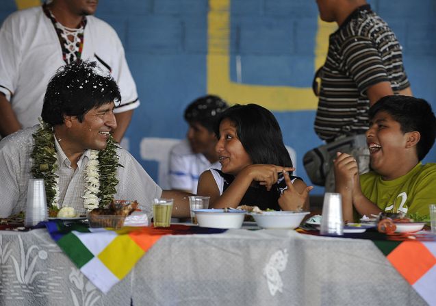 Evo Morales, Bolivia — El presidente de 57 años es soltero y tiene dos hijos reconocidos con dos mujeres diferentes: Eva Liz Morales Alvarado (centro) y Álvaro Morales Paredes (derecha).