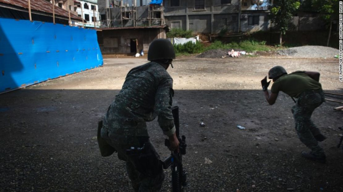 Soldados filipinos durante un tiroteo con militantes vinculados a ISIS el 30 de mayo de 2017, en Marawi, en el sur de Filipinas.