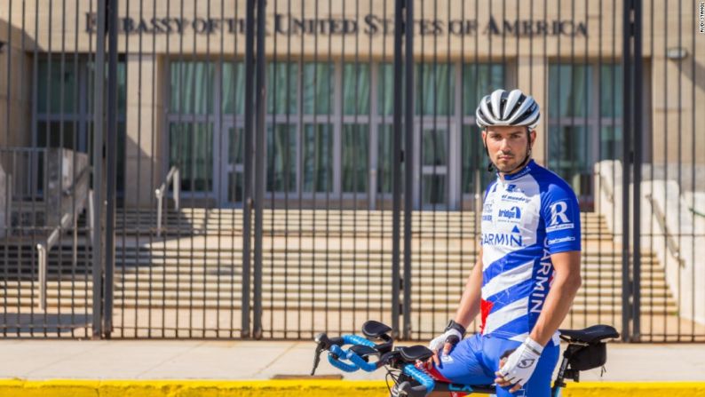 Zurl posa frente a la embajada de Estados Unidos en La Habana, inaugurada recientemente. El descongelamiento de las relaciones entre Washington y La Habana ha tenido un impacto positivo en la capacidad de la isla para acoger eventos deportivos internacionales.