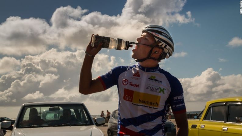 El ciclista tendrá que comer o beber 500 calorías por hora durante su viaje.