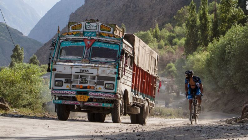 Viendo pasar un camión durante su viaje a los Himalayas en 2014, a Zurl también le fue otorgado un Guinnes Récord en 2012 por el viaje en bicicleta más vertical: recorrió en bicicleta 28.789 metros en 48 horas de escalada en Austria. El récord ahora lo tiene Craig Cannon de Estados Unidos.