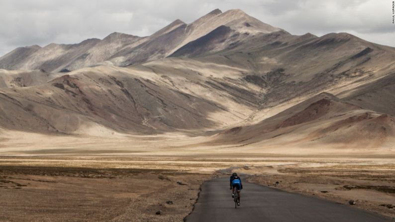 En 2014, Zurl hizo el viaje más rápido en Los Himalayas (que aparecen atrás), recorriendo 530 kilómetros en 38 horas y 40 minutos.