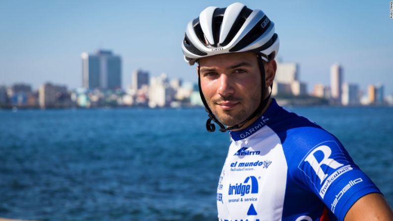 El austriaco de 28 años, que aparece en esta foto en el malecón de La Habana, intentará ser el primer ciclista en cruzar cuba en bicicleta —una distancia de 1.450 kilómetros— sin parar.