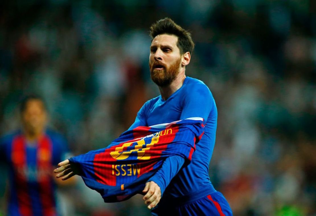 Lionel Messi celebra este domingo trass anotarle un gol al Real Madrid en el Clásico de la Liga Española.