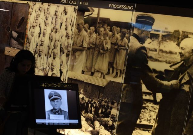 Unos seis millones de judíos fueron víctimas del Holocausto. En esta imagen aparecen personas rindiendo homenajes a las víctimas en Los Angeles, California.