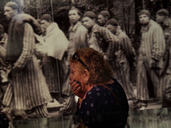 En esta foto aparece Rachel Sokolovski, viuda de un sobreviviente del Holocausto, que reacciona al observar las fotografías en el Museo del Holocausto en Los Ángeles, California.