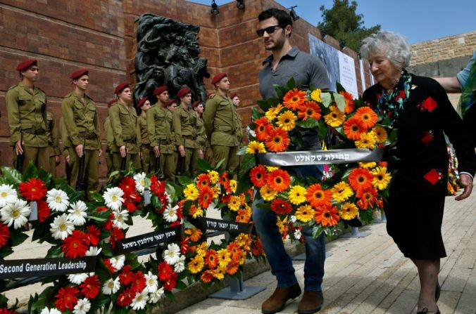 Unos seis millones de judíos fueron víctimas del Holocausto. En esta imagen aparecen personas rindiendo homenajes a las víctimas en Los Angeles, California.