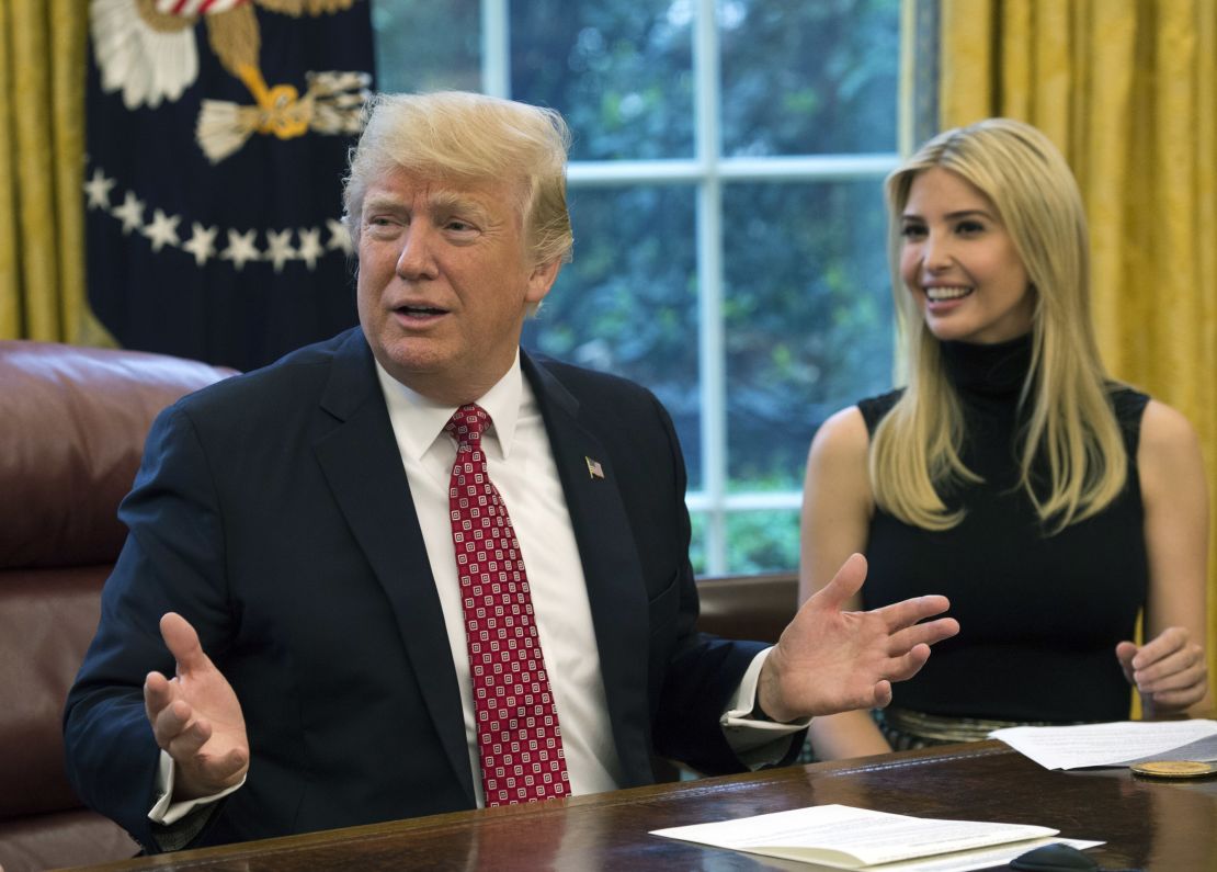 El presidente estadounidense, Donald Trump, habla junto a su hija, Ivanka Trump, durante una video conferencia con los astronautas de la NASA en la Estación Espacial Internacional.