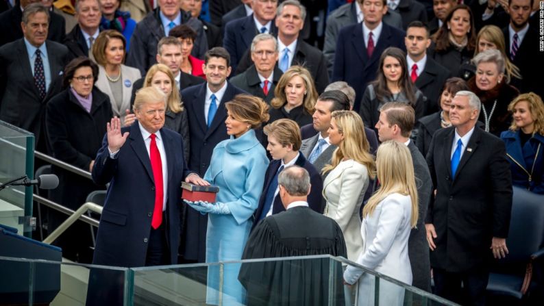 Donald Trump toma juramento como el presidente número 45 de Estados Unidos, durante la ceremonia de posesión el viernes 20 de enero. Su esposa, Melania Trump, sostiene una biblia familiar y la biblia que perteneció al expresidente Abraham Lincoln. Al lado de Melania, de izquierda a derecha, están los hijos del nuevo mandatario: Barron, Donald Jr., Ivanka, Tiffany y Eric.