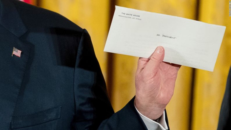 El domingo 22 de enero, Trump sostiene una carta que le dejó el expresidente Barack Obama. “Acabo de ir a la Oficina Oval y encontré esta hermosa carta del presidente Obama. Fue realmente muy amable de su parte hacer esto. Y lo apreciaré”, sostuvo el nuevo mandatario, quien frecuentemente criticó a Obama durante la campaña electoral de 2016. Trump no le reveló a la prensa lo que decía en la misiva.