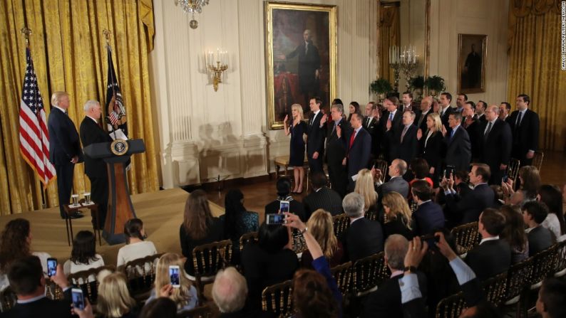 Trump, a la izquierda, observa al vicepresidente Mike Pence tomar su juramento ante los altos funcionarios de la Casa Blanca el pasado 22 de enero. El presidente aseguró que él y sus asesores enfrentarán “muchos desafíos, pero con la fe en el otro y la fe en Dios haremos el trabajo”.