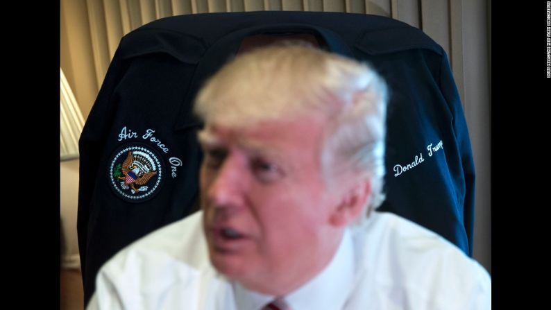 Trump se sienta delante de la chaqueta que le entregó el equipo del avión Air Force One el jueves 26 de enero. Ese día fue su primer viaje a bordo de la aeronave y del helicóptero Marine One.