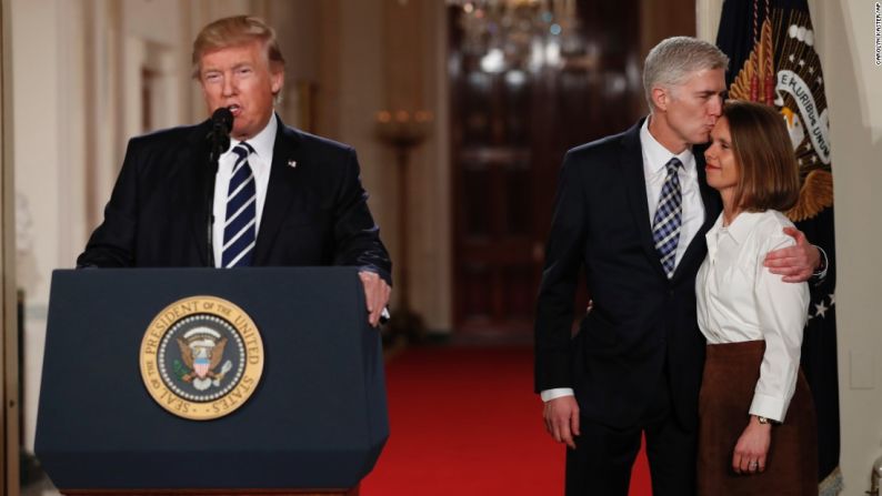 Trump durante su intervención en la Sala Este del Casa Blanca, cuando anunció a Neil Gorsuch como su candidato a la Corte Suprema de Justicia, el martes 31 de enero. Gorsuch, a la derecha junto a su esposa Louise, reemplazaría al juez Antonin Scalia, quien murió el año pasado