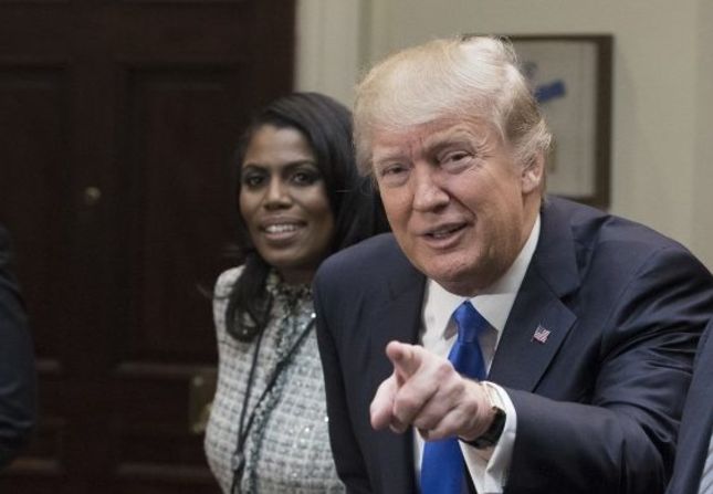 Trump se reúne con varios líderes afroestadounidenses en una sesión, para comenzar el Mes de la Historia Negra el miércoles 1 de febrero. Trump se sentó entre Ben Carson, su candidato a liderar el Departamento de Vivienda y Desarrollo Humano, y Omarosa Manigault, una exparticipante del reality show “The Apprentice” y quien ahora hace parte del gobierno.