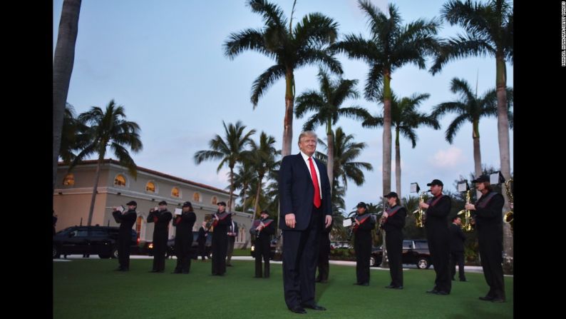 Trump escucha a la banda marcial de una escuela secundaria, mientras llega al Club de Golf Internacional Trump, en West Palm Beach, Florida, el domingo 5 de febrero. El presidente y la primera dama asistieron a un baile del Super Bowl que se celebró allí.