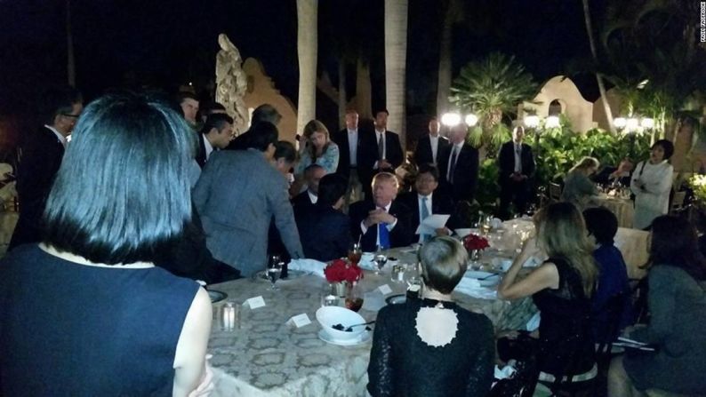 Trump y el primer ministro japonés Shinzo Abe estaban cenando en Mar-a-Lago el sábado 11 de febrero, cuando recibieron una llamada con información de que Corea del Norte había lanzado un misil balístico de rango intermedio. Los mandatarios reunieron a sus equipos para una sesión de estrategia improvisada que podía ser observada por otros comensales en el complejo. Esta imagen fue publicada por un miembro de Mar-a-Lago en Facebook y se difundió rápidamente en internet.