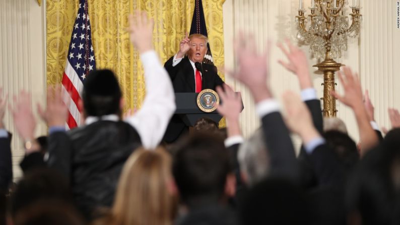 Trump se pronuncia durante una conferencia de prensa en la Sala Este de la Casa Blanca, el jueves 16 de febrero. El presidente criticó a los medios de comunicación y lo que él llamó “noticias falsas”, mientras exhibía un sentimiento de rabia y algunas quejas, reacción que pocas veces fue manifestada en público por un mandatario. También aseguró que estaba ofendido con los informes que aseguraban que su Casa Blanca estaba en caos. “Este gobierno está funcionando como una máquina muy bien ajustada”, sostuvo.