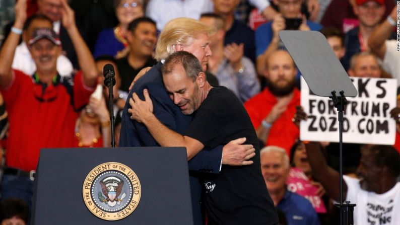 Trump abraza a su partidario Gene Huber, después de haberlo invitado a subir al escenario para que hablara durante una reunión del Partido Republicano en Melbourne, Florida, el sábado 18 de febrero. Huber, con una camiseta negra de Donald Trump, le agradeció al presidente y se pronunció por unos momentos.