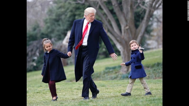 El presidente y sus nietos, Arabella y Joseph, caminan por el Jardín Sur de la Casa Blanca, el viernes 3 de marzo. Estaban a punto de abordar Marine One para un vuelo corto a la base aérea de Andrews Force.