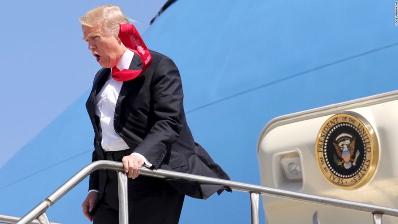 Un viento intenso levanta la corbata de Trump cuando aterriza en Aeropuerto Internacional de Orlando, el pasado 3 de marzo. La periodista Jeanne Moos de CNN informa sobre la corbata presidencial de Trump: largos pedazos unidas con cinta adhesiva Scotch en el revés de la prenda.