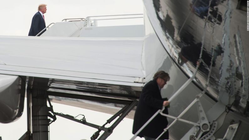 Trump, a la izquierda, y el jefe de estrategia Steve Bannon abordan el avión Air Force One para regresar a Washington, el domingo 5 de marzo. Bannon fue uno de los primeros simpatizantes del presidente en su rol como director del sitio web de ultraderecha Breitbart News. Se unió a la campaña presidencial de Trump en agosto de 2016. Según Chris Cillizza, editor de CNN, Bannon tuvo mucho que ver con ponerle piel y músculos a la visión de “America First” (Estados Unidos primero) del hoy mandatario.