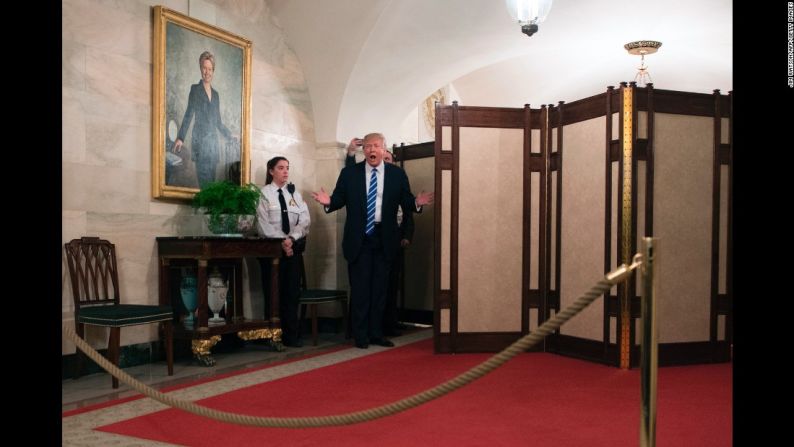 Trump sorprende a los visitantes que recorrían la Casa Blanca el martes 7 de marzo. El grupo del tour, que incluía a muchos niños, aplaudió y gritó después de que el presidente saliera detrás de un biombo.