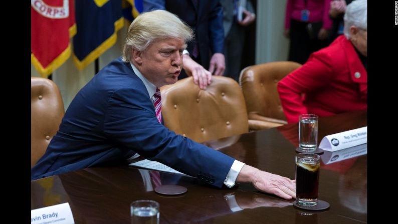 Trump mueve un refresco sobre la mesa antes de una discusión en la Casa Blanca sobre la asistencia en salud, el viernes 10 de marzo. La costumbre que tiene el presidente de mover las cosas llamó la atención de Jeanne Moos, periodista de CNN, quien informó sobre el esta peculiaridad.