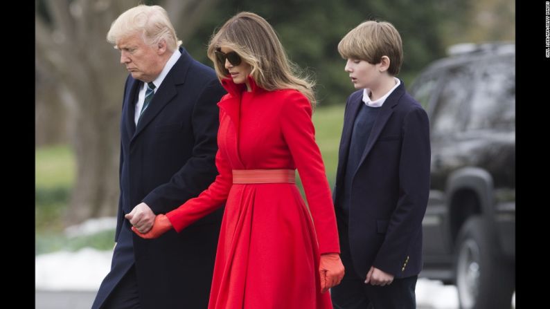 Trump, la primera dama y su hijo, Barron, caminan hacia el Marine One antes de dejar la Casa Blanca, el viernes 17 de marzo. Melania y Barron Trump están viviendo en Nueva York hasta que el joven termine el año escolar.