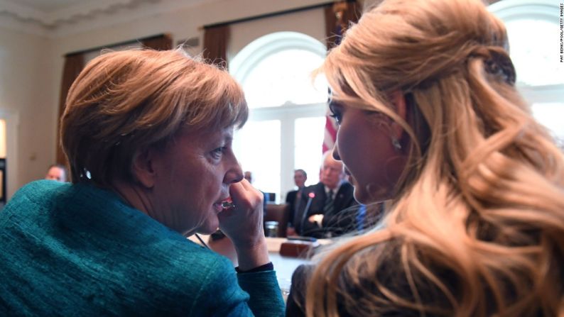 La canciller alemana Angela Merkel, a la izquierda, habla con Ivanka Trump durante una discusión de mesa redonda en la Casa Blanca, el viernes 17 de marzo. En la primera visita de Merkel a Estados Unidos bajo el gobierno de Trump, ella y el presidente discutieron temas que incluyeron la OTAN, ISIS y el conflicto en Ucrania. Durante la campaña presidencial, Trump se refirió de manera negativa a Merkel en repetidas ocasiones e incluso la acusó de “arruinar Alemania” por las políticas del país de permitir el ingreso de refugiados. Sin embargo, meses después aseguró que el encuentro con la canciller fue “muy bueno”.