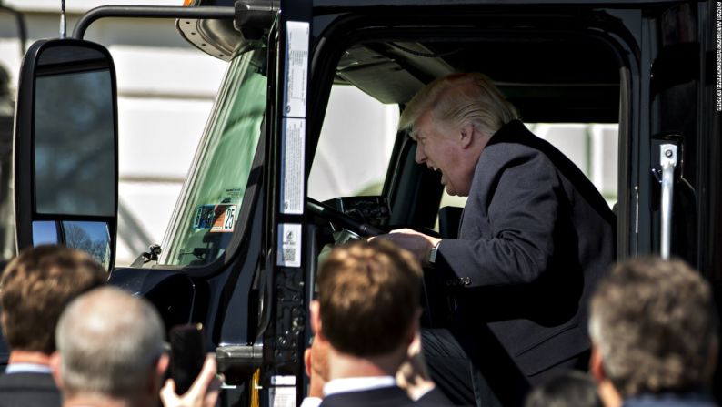 El presidente finge conducir un tractor-remolque durante un evento en la Casa Blanca con camioneros y ejecutivos de la industria el jueves 23 de marzo.