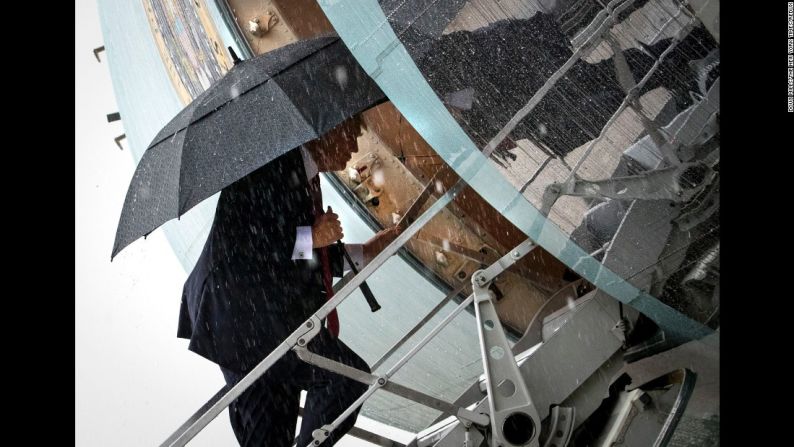 Bajo una lluvia torrencial, el presidente aborda el Air Force One para dirigirse a Florida, donde se reuniría con el presidente chino Xi Jinping, el jueves 6 de abril