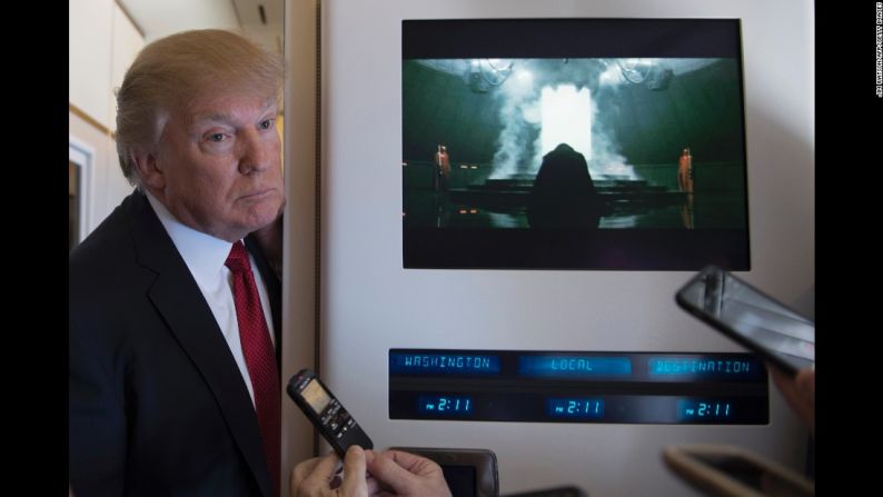 Trump habla con la prensa abordo del Air Force One, el pasado 6 de abril. Las redes sociales se divirtieron con la yuxtaposición de Trump y el villano de Star Wars, Darth Vader, que aparece a la derecha de la escena mientras se proyectaba la película "Rogue One".