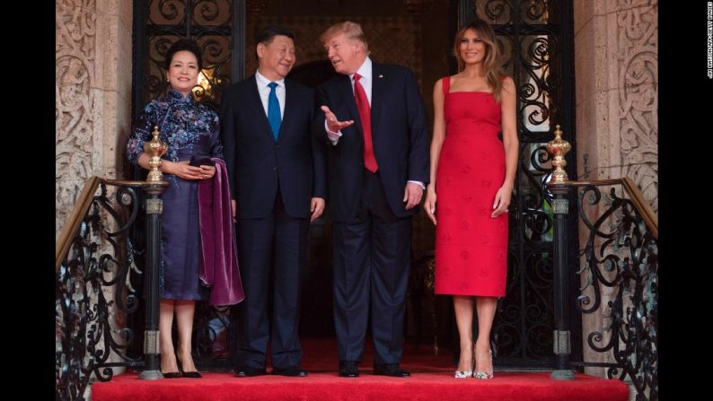 Trump y el presidente de China Xi Jinping acompañados por las primeras damas Melania Trump y Peng Liyuan, mientras hablan en la mansión Mar-a-Lago en Florida, el pasado 6 de abril. Durante la visita de Xi, la relación comercial entre China y Estados Unidos estuvo en el centro de la agenda, así como la creciente amenaza del programa nuclear de Corea del Norte.