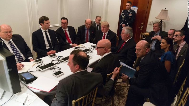 En esta imagen, proporcionada por la Casa Blanca, Trump es informado por su equipo de seguridad nacional sobre el ataque de misiles contra Siria, el pasado 6 de abril. Se encontraban reunidos en un lugar seguro del complejo Mar-a-Lago, propiedad de Trump.