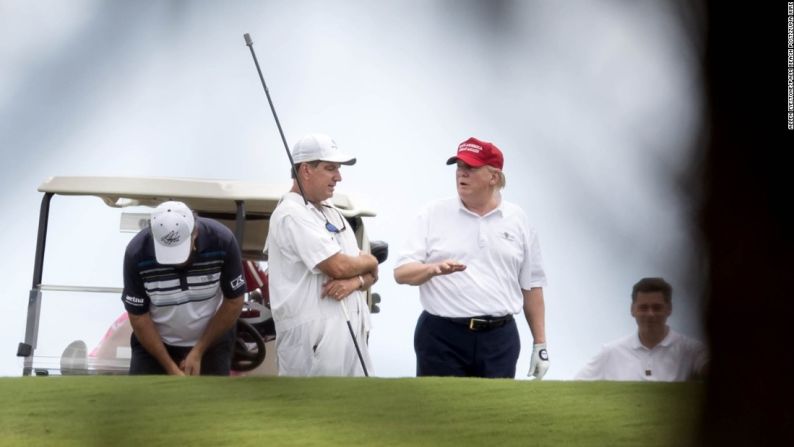 El presidente habla con un caddie durante una ronda de golf en West Palm Beach, Florida, el sábado 8 de abril. Con frecuencia, Trump criticó al expresidente Obama por jugar este deporte, pero en sus primeros meses en el cargo el magnate ha sido un golfista recurrente.