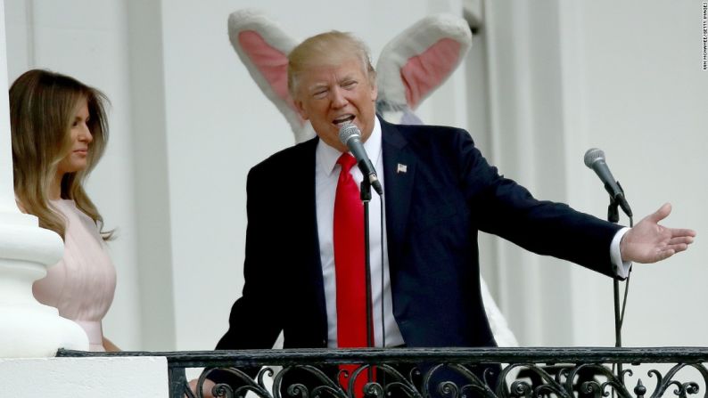 Trump y la primera dama dan la bienvenida a los invitados al evento de búsqueda de conejos de Pascua en la Casa Blanca, el lunes 17 de abril. Esta tradición comenzó en la década de 1870.