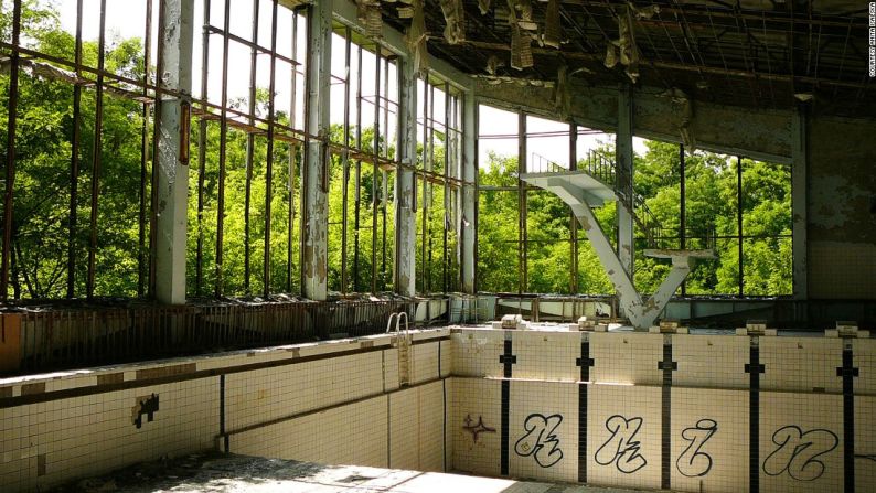 Tres décadas después del desastre nuclear en Chernobyl han aumentado los viajes turísticos a la zona de exclusión en Pripyat, el pueblo más cercano a la planta de energía nuclear. Esta piscina abandonada está bajo un techo de madera que se pudre lentamente.