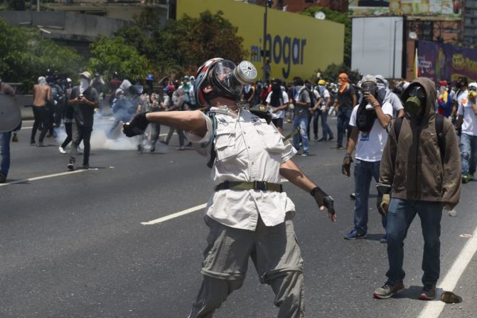 Un manifestante este 26 de abril. Desde que el 30 de marzo el Tribunal Supremo de Justicia de Venezuela (TSJ) emitió una sentencia para asumir las competencias de la Asamblea Nacional –de mayoría opositora–, el país se ha sumido en una profunda crisis institucional agravada por los problemas sociales y de desabastecimiento de productos básicos. Tres días después, el alto tribunal dio marcha atrás, pero el descontento de los venezolanos no se detuvo y han seguido saliendo de manera masiva a las calles.