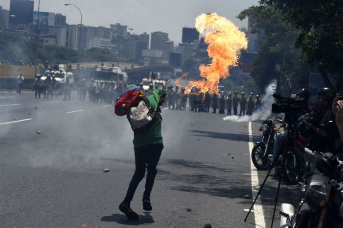 Según el Ministerio Público las semanas de protestas en Venezuela han dejado más de 1.200 detenidos, al menos 28 muertos y 437 heridos.