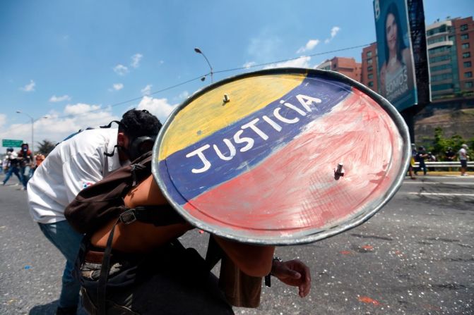 Este miércoles 26 de abril la oposición intentó marchar hacia las sedes de la Defensoría del Pueblo en distintas ciudades del país. Los partidos opositores piden a la Defensoría que se inhabilite a los jueces de la Corte Suprema.