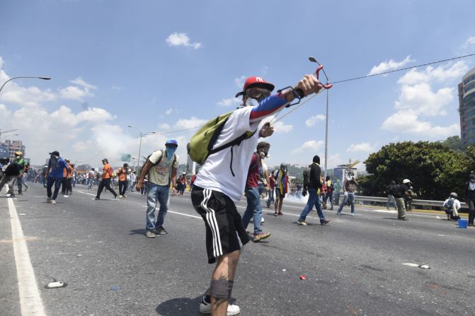 Desde Venezuela varios video de disturbios se observan en las calles de Caracas. También se observan tanquetas del gobierno en las avenidas.