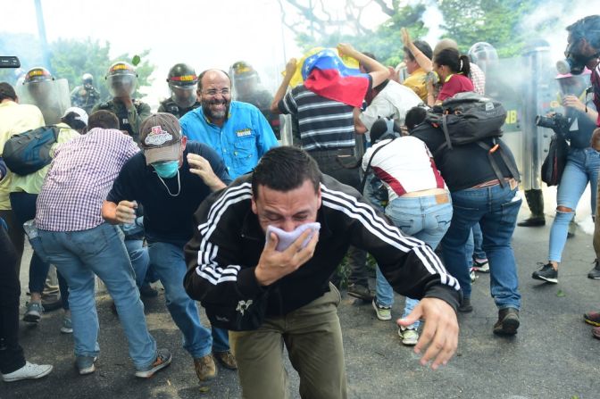 Imágenes de los disturbios que se han producido entre los manifestantes de la oposición y la policía.